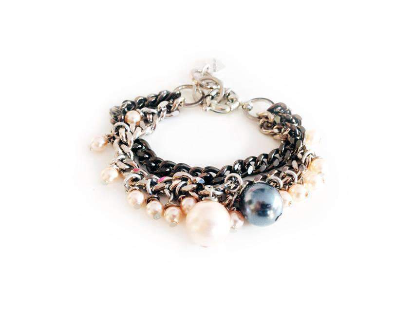 Charm bracelet with oversize pearls.